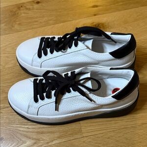 Lemare Classic White and Black Women's Sneakers